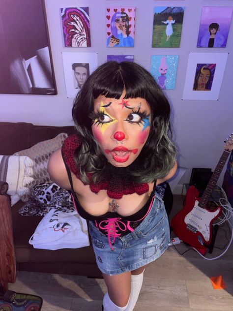 Clown Costume Women Makeup, Clown Costume Black Women, Cute Clown Makeup Ideas, Clown Aesthetic Costume, Cute Clown Outfit Costume Ideas, Clown Costume Inspiration, Clown Costume Aesthetic Outfit, Clown Costume Women Cute, Punk Clown Costume