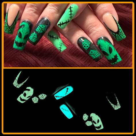 Oogie Boogie Nail Art, Oggie Boogie Nail Designs, Oggie Boogie Nails, Glow In The Dark Nails Halloween, Glow In The Dark Nails Designs, Boogie Nails, Oogie Boogie Nails, Oogie Boogie Dice, Glow In The Dark Nails