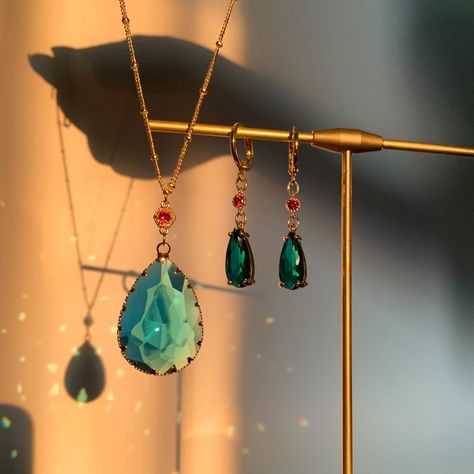 Howls Moving Castle Necklace and Earrings Howl Cosplaysophie - Etsy Hong Kong Howls Necklace, Howls Moving, Anime Jewelry, Jewelry Aesthetic, Earrings Christmas, Howls Moving Castle, Cosplay Outfits, Necklace And Earrings, Business Casual Outfits