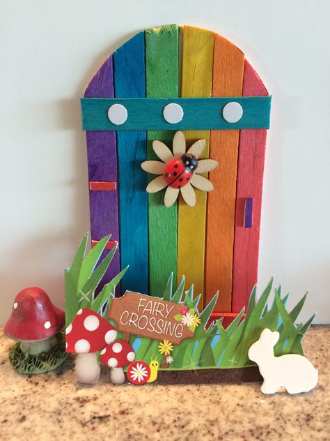 Fairy Garden Decorations Diy Ideas, Popsicle Stick Fairy Door, Fairy House Doors Diy, Fairy Door Craft, Popsicle Stick Fairy Houses, Garden Sticks Diy, How To Make Fairy Garden Accessories, Dollar Tree Fairy Garden Ideas, Fairy Doors Diy How To Make