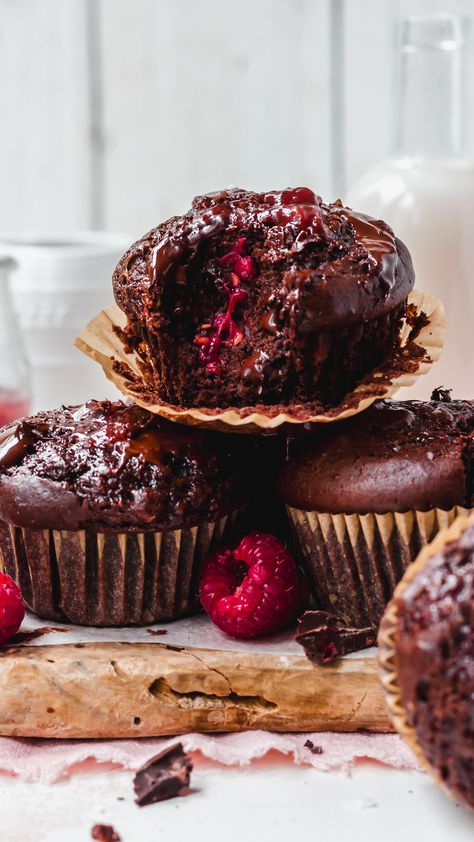 Double Chocolate Raspberry Bakery-Style Muffins 🧁🍫 Rich and chocolatey super soft muffins with melting chunks of chocolate and the classic high bakery-style muffin top - who wants one? . If you LOVE bakery muffins, then these homemade plant-based, egg-free and easily gluten-free double chocolate muffins are your new best friend. They are SO SOFT and fluffy with a chewy shiny top, the classic muffin top AND they’re fruity 🍓 . They taste so indulgent and luxurious and are made with good-for-... Raspberry Chocolate Desserts, Aesthetic Muffins, Peppermint Muffins, Unique Muffin Recipes, Gourmet Muffins, Muffin Photography, Muffins Photography, Soft Muffins, Raspberry Chocolate Chip Muffins