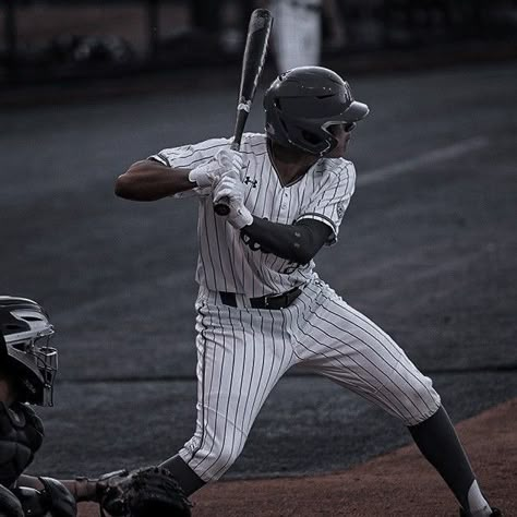 Baseball Boys Aesthetic, Outfits Oc, Baseball Aesthetic, Baseball Batter, High School Books, Ball Aesthetic, Baseball Pitcher, Softball Pictures, High School Baseball