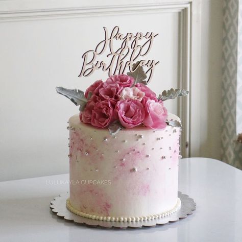 Birthday Cake With Flowers 1CC Birthday Cake For Women Buttercream, 70th Birthday Cake For Women, Best Birthday Cake Images, Amazing Birthday Cakes, Birthday Cake For Women Simple, Happy Birthday Flower Cake, Cake For Mom, Flower Buttercream, Rose Cakes