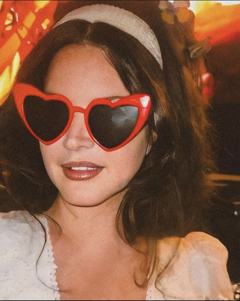 Lana Del Rey With Heart Sunglasses, Heart Shaped Sunglasses Lana Del Rey, Lana Heart Shaped Sunglasses, Lana Del Rey Heart Shaped Sunglasses, Lana Del Rey Glasses, Heart Shaped Sunglasses Aesthetic, Lana Sunglasses, Lana Del Rey Style, Heart Locket Tattoo