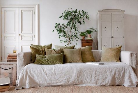 Moving Furniture, Neutral Interiors, Linen Sofa, Design Del Prodotto, Natural Home Decor, A Living Room, Home Fashion, Sofa Covers, Interior Inspiration