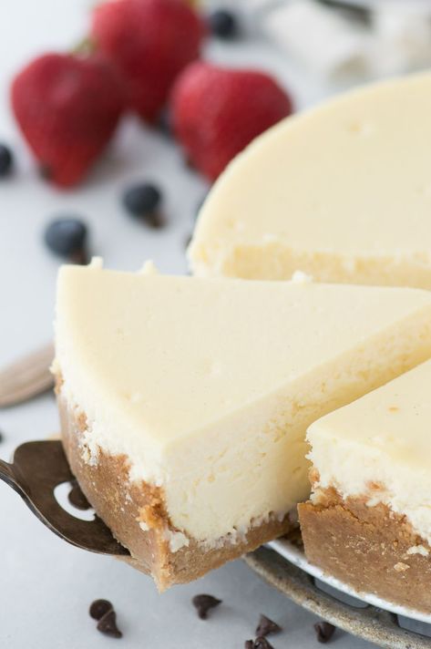 A perfect classic cheesecake recipe with a graham cracker crust! If you like cheesecake, this is the best homemade classic cheesecake! Original Cheesecake Recipe, Basic Cheesecake Recipe, Basic Cheesecake, Small Cheesecakes, Raspberry Sauce Recipe, Sour Cream Cheesecake, Plain Cheesecake, Homemade Graham Cracker Crust, Cheesecake Recipes Classic