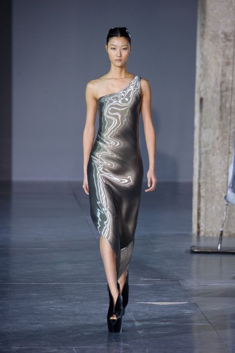 Iris van Herpen dress with moiré effect, 'Biopiracy' Collection, RTW 2014-15. Promotional runway image Grey Dress Runway, Iris Van Herpen 2022, Iris Van Herpen Runway, Iris Van Herpen Dress, Liquid Metal Dress, Runway Futuristic, Liquid Organza Dress, Pants Fashion Runway, Organza Runway