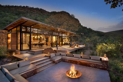 Marataba Trails Lodge is a unique luxury safari lodge specializing in walking safaris in a Big Five game area. Terrasse Med Tak, Luxury Safari Lodge, Modern Mountain Home, Casa Country, Luxury Safari, Safari Lodge, Modern Mountain, Backyard Patio Designs, Dream House Exterior