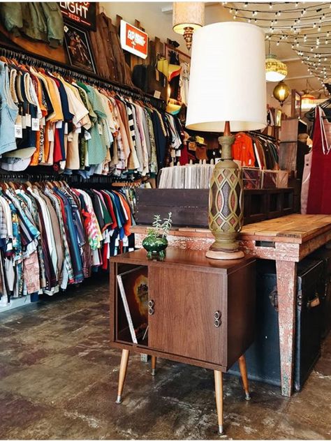 Second Hand Clothing Store Ideas, Thrift Store Design Layout, Clothing Boutique Interior, Vintage Dressing Rooms, Vintage Store Ideas, Clothing Store Interior, Retail Fixtures, Vintage Shop, Kitschy Kitchen