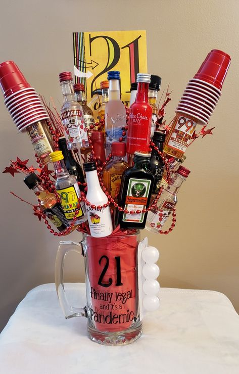 21st Birthday Ideas Alcohol, 21st Gifts For Boyfriend, 21 Bouquet Birthday, Beer Pong Gift Basket, Birthday Alcohol Ideas, Beer Present Ideas Diy, 21st Birthday Mini Bottle Bouquet, 21st Birthday Alcohol Ideas, 21st Birthday Bouquet Alcohol