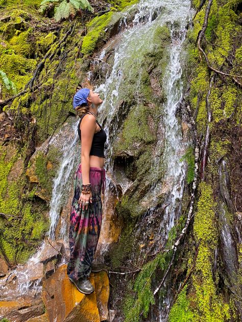 Fairy Hiking Outfit, How To Be Free Spirited, Hippy Summer Aesthetic, Nature Hippie Aesthetic, Earthgirl Aesthetic, Beach Hippie Aesthetic Outfit, Hippy Girl Aesthetic, Hippie Instagram Pictures, Hippie Aesthetic Pics