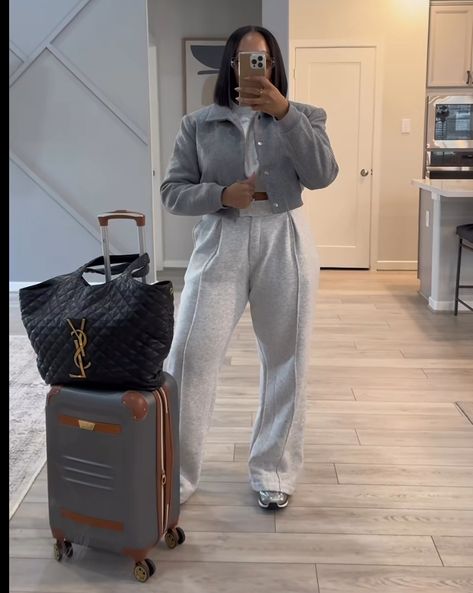 Styling Wide Leg Sweatpants, Sweatpants And Heels Outfits, Wide Leg Sweatpants Outfit, Wide Joggers, Gray Sweatpants Outfit, Comfy Airport Outfit, Modest Girly Outfits, Winter Shoot, Mom Goals