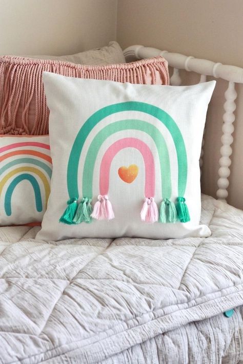 Sacs Tote Bags, Diy Pillow, Diy Pillow Covers, Cute Cushions, Idee Cricut, Rainbow Pillow, Tassel Pillow, Pillow Ideas, Pillow Crafts