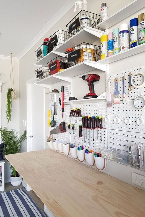 11 Wow-Worthy Garage Organization Ideas - Decoholic Parisian Balcony, Garage Storage Inspiration, Garage Organization Tips, Garage Organizing, Garage Organisation, Storage Shed Organization, Decor Appliances, Garage Renovation, Garage Storage Solutions