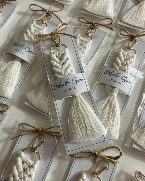 Simple and elegant ✨ - - #macrame #keychains #gift #wedding #personalgift #etsyshop #etsyseller #etsy #babyshower #handmade #smallbusiness Macrame Souvenir Ideas, Souvenir Packaging Ideas, Packing Macrame, Souvenir Wedding Elegant, Macrame Packaging, Macrame Gift Ideas, Diy Wedding Gift Ideas, Crochet Wedding Favours, Elegant Macrame