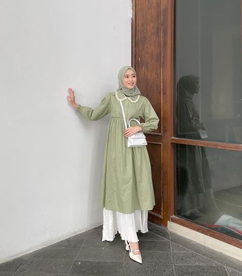 Baju Sage Green, Green Blouse Outfit Hijab, Baju Sage Green Hijab, Sage Green Hijab Outfit, Green Dress Hijab Outfit, Dress Sage Green Hijab, Ootd Hijab Sage, Green Dress Hijab, Green Hijab Outfit