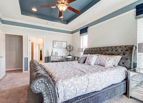 67 Gorgeous Tray Ceiling Design Ideas - Designing Idea Tray Ceiling Ideas Bedroom Master Suite, Modern Tray Ceiling, Tray Ceiling Ideas Bedroom, Ceiling Ideas Bedroom, Painted Tray Ceilings, Blue Ceiling Bedroom, Tray Ceiling Paint Ideas, Coffered Ceiling Paint, Tray Ceiling Bedroom