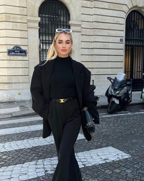 Louise 🧿 on Instagram: "All black is always a good idea 🖤 • • #allblackoutfit #blackoutfit #minimalstyle #parisianstreetstyle #parisguru #ootdshare #bloggerstyle #outfitideas" Chic Black Long Sleeve Set, Tailored Black Sets With Long Sleeves, Timeless Black Long Sleeve Blazer, Luxury Chic Black Turtleneck, Black Blazer Hailey Bieber, Turtleneck And Blazer, Street Style Parisian, Autumn Trends, Fashion Blogger Style