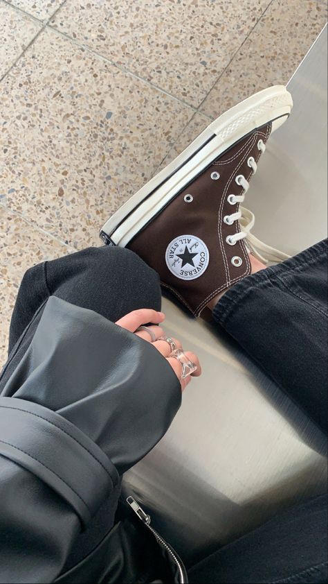 Brown Converse Aesthetic, Brown Converse Outfit, High Top Converse Outfit, Andrea Arru, Converse Jacket, Converse Leather, Converse 70s, Converse Aesthetic, Brown Converse