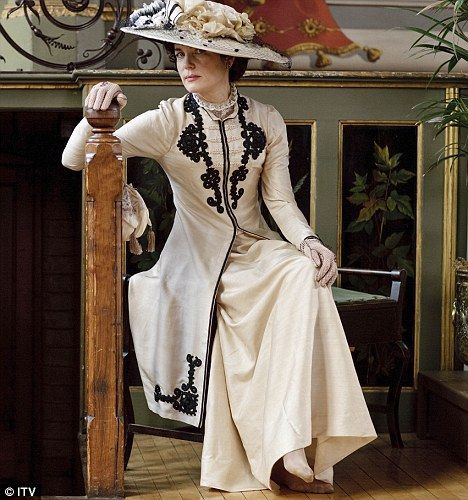 So stylish! Don't C fashion like this much anymore! Reminds me of Mary Poppins!! Down rite beautiful! Downtown Abbey Fashion, Downton Abbey Costumes, Lady Sybil, Downton Abbey Dresses, New Frock, Elizabeth Mcgovern, Downton Abbey Fashion, Downton Abby, Edwardian Fashion