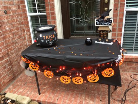 Indoor Trunk Or Treat Tables, Halloween Candy Bag Ideas For Trick Or Treaters, Trick Or Treat Decorations, Trick Or Treat Decorations House, Trick Or Treat Display, Trick Or Treating Set Up, Halloween Candy Trick Or Treat Ideas, Trick Or Treating Ideas, Trick Or Treat Set Up