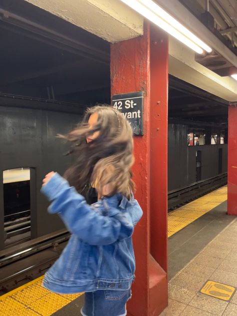 Train Ig Pics, Train Shoot Photo Ideas, Subway Pictures Aesthetic, Subway Instagram Pictures, Train Station Pics, Insta Photo Ideas Downtown, Train Aesthetic Pictures, Subway Pics Aesthetic, Dc Insta Pics