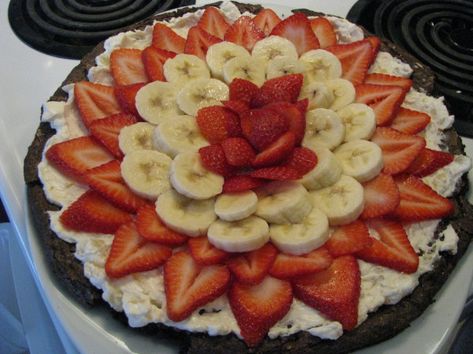 Berry Pizza, Pampered Chef Desserts, Interesting Desserts, Brownie Pizza, Dessert Pizza Recipes, Banana Split Dessert, Chef Ideas, Pampered Chef Party, Fruit Pizza Recipe