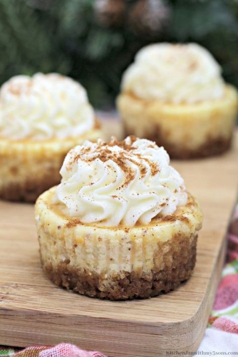 Mini Eggnog Cheesecake, Cheesecake Recipes Easy, Eggnog Cheesecake Recipe, Eggnog Cheesecake, Christmas Cheesecake, Banana Pudding Cheesecake, Mini Cheesecake Recipes, Eggnog Recipe, Kitchen Fun