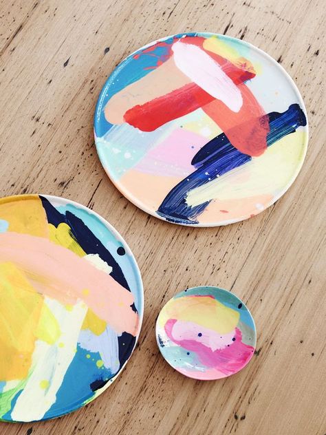 Assiette Design, Diy Keramik, Diy Gifts To Make, Painted Ceramics, Diy Gifts For Mom, Creative Diy Gifts, Keramik Design, Painted Plates, The Design Files