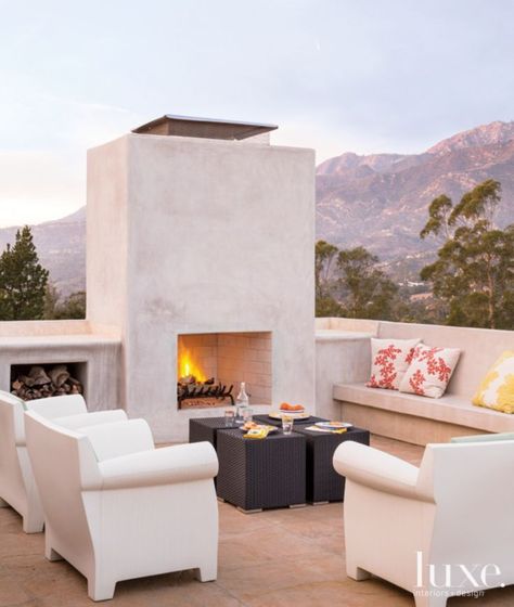 Modern Outdoor Terrace with White Concrete Fireplace Outdoor Wood Burning Fireplace With Tv, Modern Outdoor Fireplace, Fake Fireplace, Outdoor Fireplace Designs, Fireplace Garden, Backyard Fireplace, Concrete Fireplace, Farmhouse Fireplace, Corner Fireplace