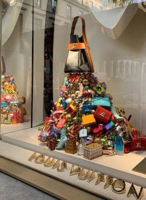 Louis Vuitton London 2018 Louis Vuitton Christmas Tree, Louis Vuitton Christmas, Holiday Wishlist, Store Display, Visual Merchandising, French Fashion, Merry Christmas, Louis Vuitton, Christmas Tree