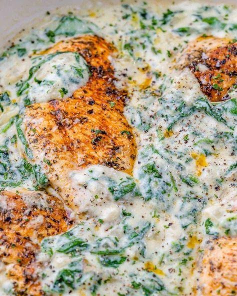 close up chicken in creamy sauce Creamy Chicken Spinach, Juicy Chicken Breast Recipes, Chicken Spinach Recipes, Parmesan Spinach, Spinach Healthy, Spinach Sauce, Creamy Chicken Recipes, Fitness Meals, Spinach Recipe