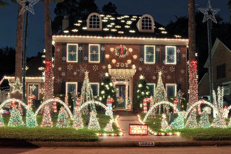 Best Christmas Outdoor Lights, Christmas Front Yard Lights, Colored Lights Outdoor Christmas, Christmas Lights Outside House Ideas Holiday Decorating, Christmas Outdoor Decor Ideas Lights, Neighborhood Christmas Decorations, Christmas Yard Lights Ideas, Christmas Light Displays Outdoor, Christmas Outside Lights