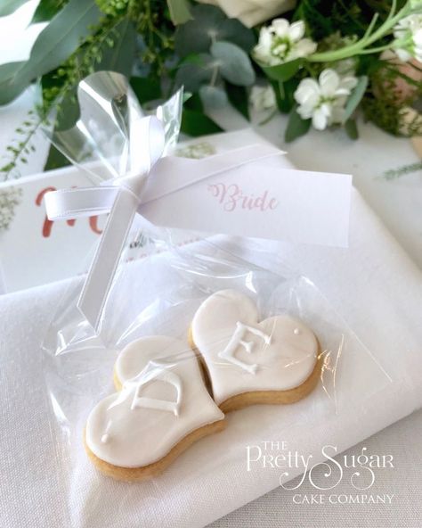 Biscuit Wedding Favours, Wedding Biscuits, Cookie Heart, Wedding Biscuit, Bridal Cookies, Cookie Wedding Favors, Wedding Cake Cookies, Sugar Cookie Designs, Different Cakes