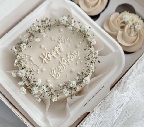 Minimalist Birthday Cake, Small Birthday Cake, Small Birthday Cakes, 25th Birthday Cakes, Minimalist Birthday, Vintage Birthday Cakes, 30 Birthday Cake, Elegant Birthday Cakes, 16 Birthday Cake