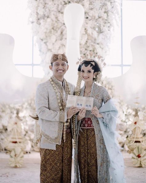 CEO Ruangguru Belva Devara dan Sabrina Anggraini melangsungkan akad nikah hari ini. Intip momen pernikahan mereka yang dihadiri Jokowi sebagai saksi. Akad Nikah Dress, Simple Wedding Dress Hijab, Akad Dress, Jawa Wedding, Akad Dress Siger Sunda, Akad Nikah Jawa, Wedding Dress Hijab Adat Jawa, Nikahan Adat Jawa, Pengantin Jawa Hijab