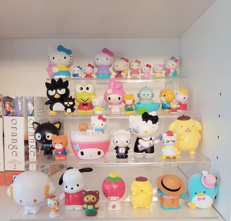 sanrio figures on acrylic stand Sanrio Collection Room, Sanrio Collection Display, Figure Organization, Figuras Aesthetic, My Sanrio, Sanrio Figures, Figure Shelf, Burning Pile, Room Moodboard