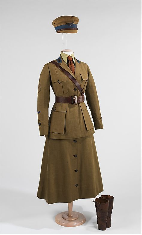 WWI military uniform of the Women's Motor Corps of America, who provided a way for women to participate in the First World War. Taking advantage of the advent of the automobile, women volunteered as drivers and provided transport services at home and abroad. This ensemble, with its Sam Brown belt and leather leggings, emulates the composition of the men's uniform at the time. Women's Military Uniform, Men's Uniform, Fashion 1910, Men's Uniforms, 1910s Fashion, Women's Uniforms, Edwardian Fashion, Historical Costume, Military Uniform