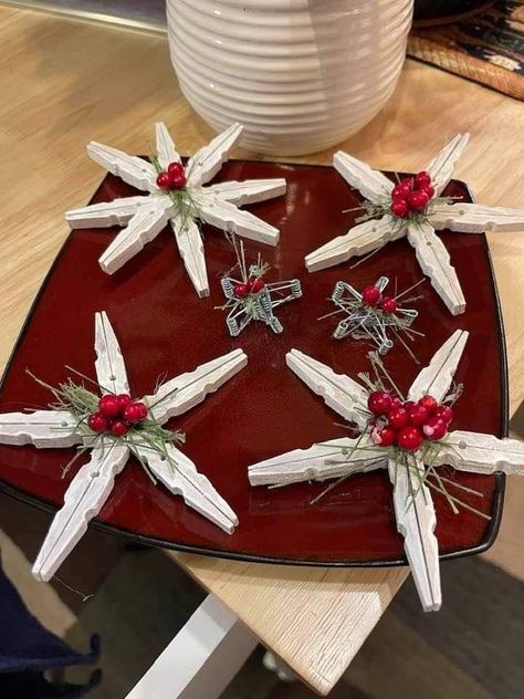 Clothespin Star Ornament, Clothespin Ornaments Christmas, Cloths Pin Crafts Christmas, Clothespin Snowflake Ornament, Clothespin Ornaments Diy, Clothes Pin Christmas Crafts, Clothes Pin Angels, Clothes Pin Snowflakes, Wooden Christmas Ornaments Diy