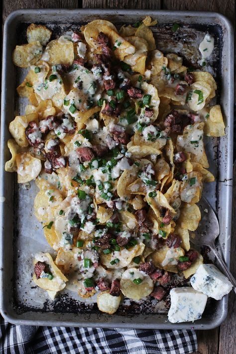 Steak and Gorgonzola Potato Chip Nachos Potato Chip Appetizers, Potato Chips Recipes, Potato Chip Nachos, Recipe For Steak, Chips Recipes, Steak And Potatoes, Potato Chip Recipes, Cooking Panda, Kettle Chips