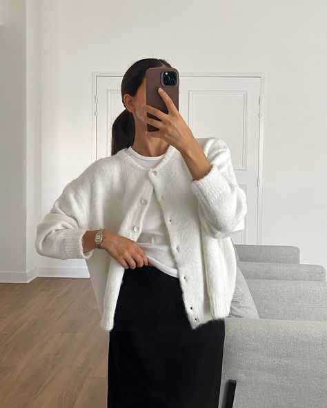 The perfect pre-fall ouffit = cardigan & long linen skirt. 🔎 - cardigan 8454 🔎 - skirt 11108 #OUTFITBOOK Long Skirt Cardigan Outfit, Long Skirt And Cardigan Outfit, Long Linen Skirt Outfit, Cardigan Skirt Outfit, Cardigan And Skirt Outfit, Skirt And Cardigan Outfit, Linen Skirt Outfit, Long Linen Skirt, Old Clothes Refashion