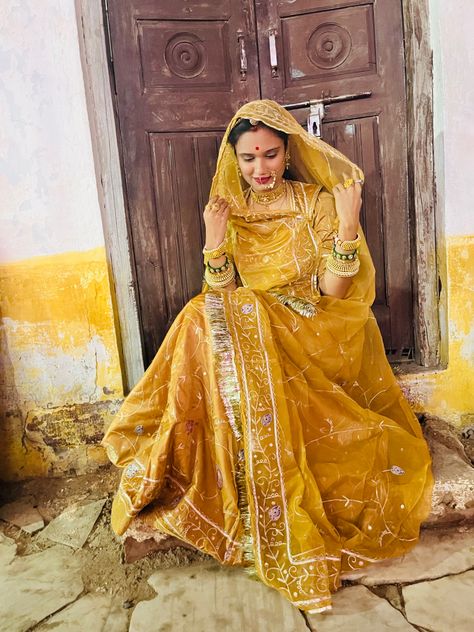 Rajputi Poshaak is a traditional dress worn by Rajput women. Rajput women prefer poshaaks to sarees and wear them routinely as well as on festive occasions. On festive occasions, poshaaks made of chiffon material are worn. Latest Poshak Rajputi, Rajput Dress For Women, Rajputi Dress Women, Rajput Saree, Rajput Women, Poshak Rajputi, Bride Things, Rajasthani Bride, Rajasthani Dress