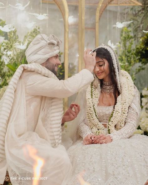 The A-Cube Project ™️ on Instagram: "White Whispers | Alanna & Ivor | March 2023 That quintessential moment of a Hindu wedding, which always leaves us with goosebumps ✨✨✨the absolutely breathtaking couple @alannapanday x @ivor 🤍🤍✨ Wedding Designers (Haldi & Wedding): @thea3project Photography: @said thehouseontheclouds Planners: @motwane.co Florals: @blacktulipflowers_india Stylist: @styledbyami Production: @houseofvivaah Furniture Rentals: @rentastic.in Light: @bharat.lightdesigner MUA Ivory Wedding Decor, Hindu Wedding Photos, Indian Wedding Aesthetic, Haldi Wedding, Wedding Designers, Indian Bride Outfits, White Indian Wedding, Pakistani Wedding Outfits, Instagram White