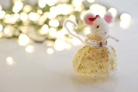 Pom Pom Mice Craft DIY | Catch My Party Pompom Maker, Diy Mouse, Pom Pom Animals, Christmas Mice, Tassel Crafts, Mouse Crafts, Christmas Decorations For Kids, Pom Pom Crafts, The Catch