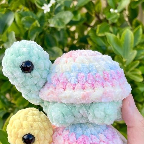 Abbey ❤️ on Instagram: "Rainbow turtles galore 🌈🐢  If you’re looking for an absolute bestseller at markets, @megsmakescrochet Tofu Turtle pattern is definitely the one! 😍 I sold out of these so quickly and have now been churning out more for August’s market.  Rainbow turtles were super popular with kids, and the more neutral/realistic colour combinations were purchased by adults. There’s always a turtle for everyone 💚💚  •  •  •  •  #amigurumi #amigurumilove #crochet #australiansmallbusiness #handmade #plushie #handmadeinaustralia #crochetaddict #crochetlove #crochetersofinstagram #crochetinspiration #turtle #tortoise #crochetturtle" Crochet Tortoise Free Pattern, Crochet Plushies Ideas, Crochet A Turtle, Crochet Tortoise, Crochet Turtle Pattern, Rainbow Project, Tiny Toys, Crochet Plushies, Crochet Turtle