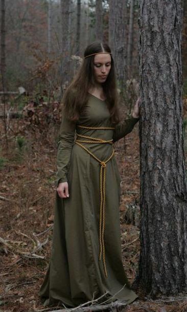 Medieval Lady In Waiting Dress, Middle Age Dress Medieval Gown, Arthurian Dress, Medieval Women Clothing, Medieval Forest, Medieval Goth, Medieval Outfits, Maiden Dress, Elven Style