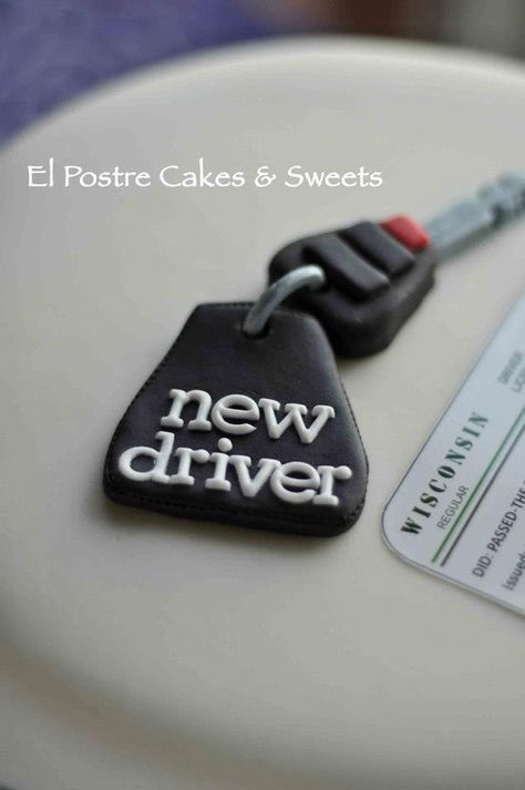 Car key cake! Key and holder made in fondant www.facebook.com/elpostrecakes New Driver Cake Ideas, Driving License Cake, New Driver Cake, Medical Cake, Birth Cakes, Melon Cake, Wheel Cake, 17 Birthday Cake, Sweet Sixteen Gifts