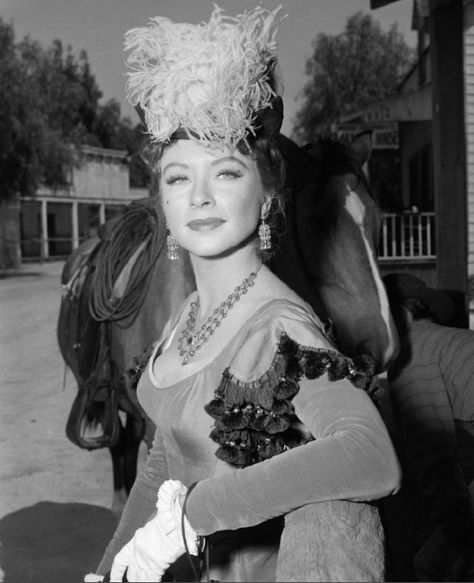 Amanda Blake as Miss Kitty Russell... I always like this hat! <3 Amanda Blake, James Arness, Matt Dillon, Kitty Art, Tv Westerns, Miss Kitty, People Of Interest, High Society, Best Western