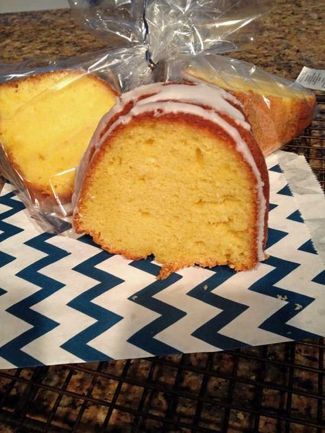 Duncan Hines Lemon Pound Cake - Cookie Madness Orange Pound Cake Recipe, Orange Pound Cake, Lemon Pound Cake Recipe, Funfetti Cake Mix, Sour Cream Pound Cake, Lemon Bundt Cake, Pound Cake Recipe, Lemon Cake Mixes, Duncan Hines