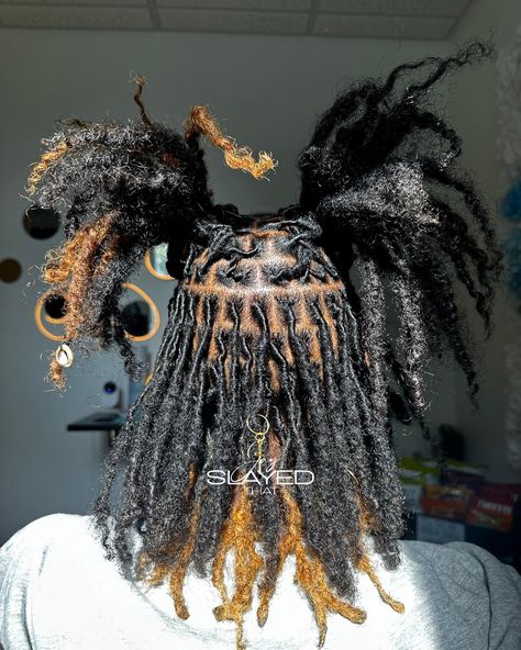 Natural light hits a little different 😍😍😍10 months locs started by @jayslayedthat Style: retwist (90-129) + basic style Location: Conyers, Ga Interested in booking? All new clients must join the waitlist. Link and Prices in in my bio 🤍 🚨BE SURE TO READDD THE POLICY🚨 - - follow (@jayslayedthat) for more - - - #jayslayedthat #starterlocsatl #starterlocstyles Instant Locs Styles, Barrel Locs Hairstyles For Women, Different Sized Locs, Locs And Lashes, Locs Growth Journey, Non Retwist Loc Styles, Locs Pineapple, Distressed Locs Hairstyles, Fresh Retwist Locs